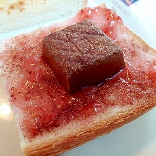 苺ジャムとmilkチロルのトースト